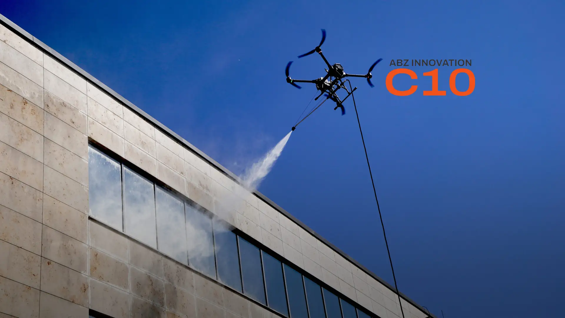 Dron do mycia ABZ Innovation C10 – skuteczne i bezpieczne czyszczenie elewacji, dachów i paneli